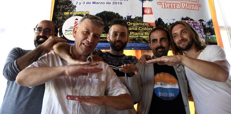 Los terraplanistas arrancaron su congreso en Colón y explican por qué dicen que la Tierra es plana