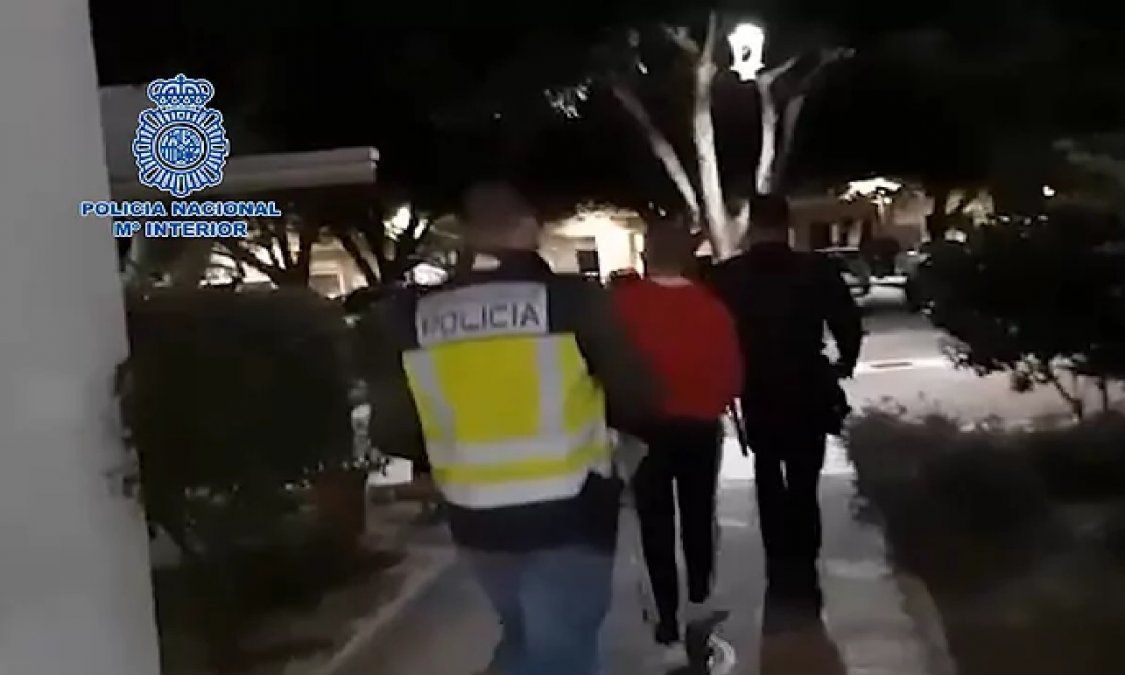 Mató a patadas al acosador de su hija