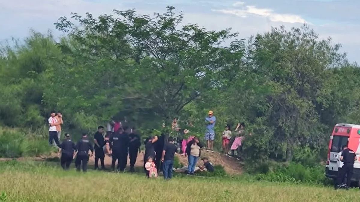 La policía trabaja en la escena del crimen en Villa Gobernador Gálvez