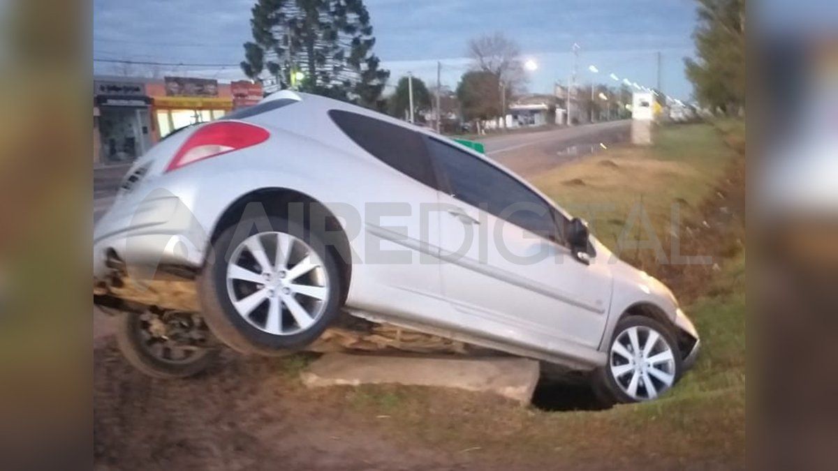 Accidente en Sauce Viejo: una mujer de 50 años cayó a una zanja cuando conducía camino a su trabajo