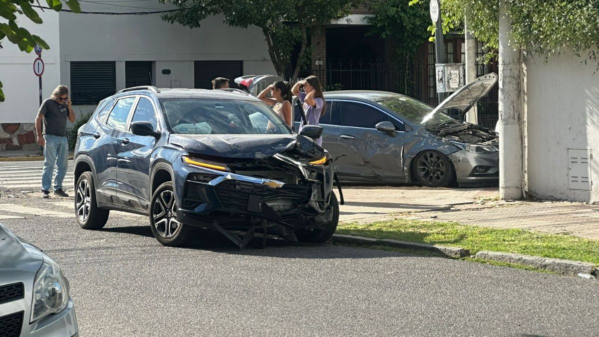 Un Chevrolet Cruze terminó sobre la vereda tras protagonizar un accidente con una camioneta en Crespo y Urquiza.
