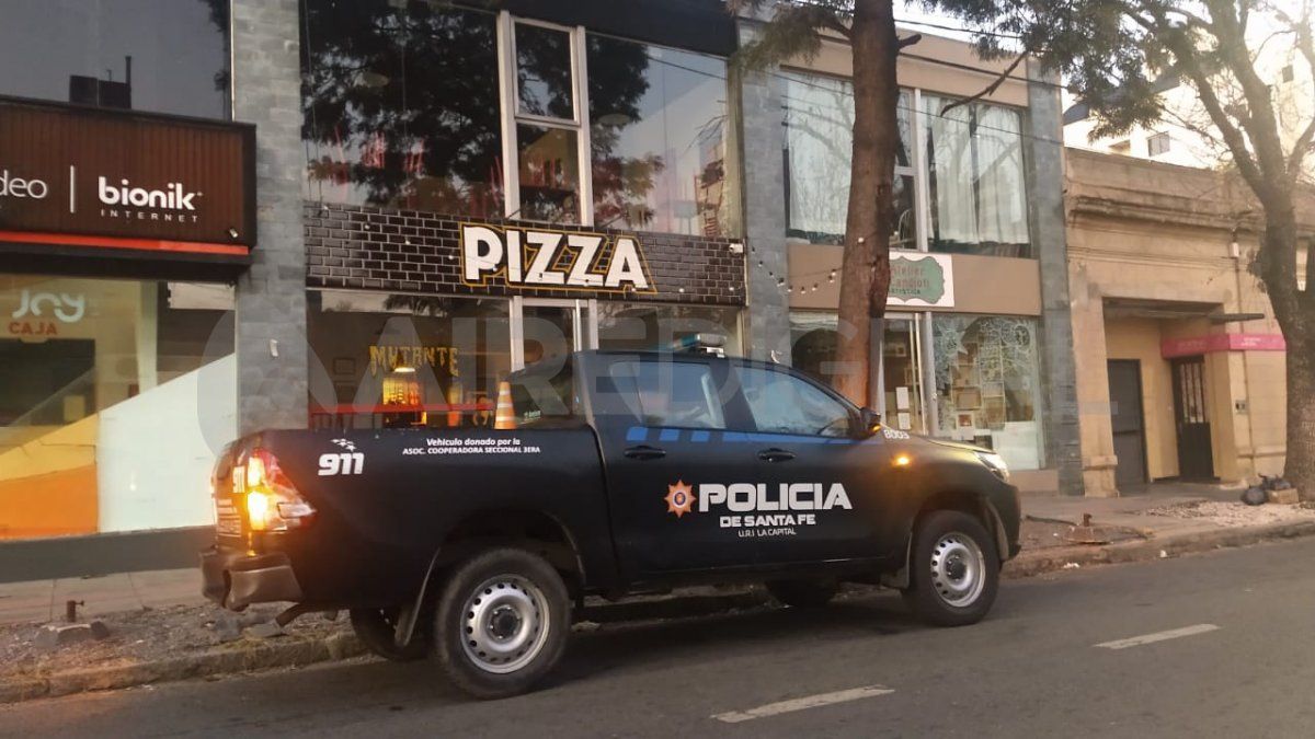 Pizzería Mutante fue blanco de los delincuentes este sábado a la madrugada. Personal de la Comisaría Tercera custodió el lugar hasta que llegó el propietario.