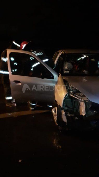 Los bomberos debieron rescatar al conductor que quedó atrapado en el interior del vehículo.