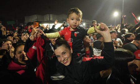 Miles de hinchas sabaleros se sumaron a la celebración por los 121 años de Colón. Miles de hinchas sabaleros se sumaron a la celebración por los 121 años de Colón.