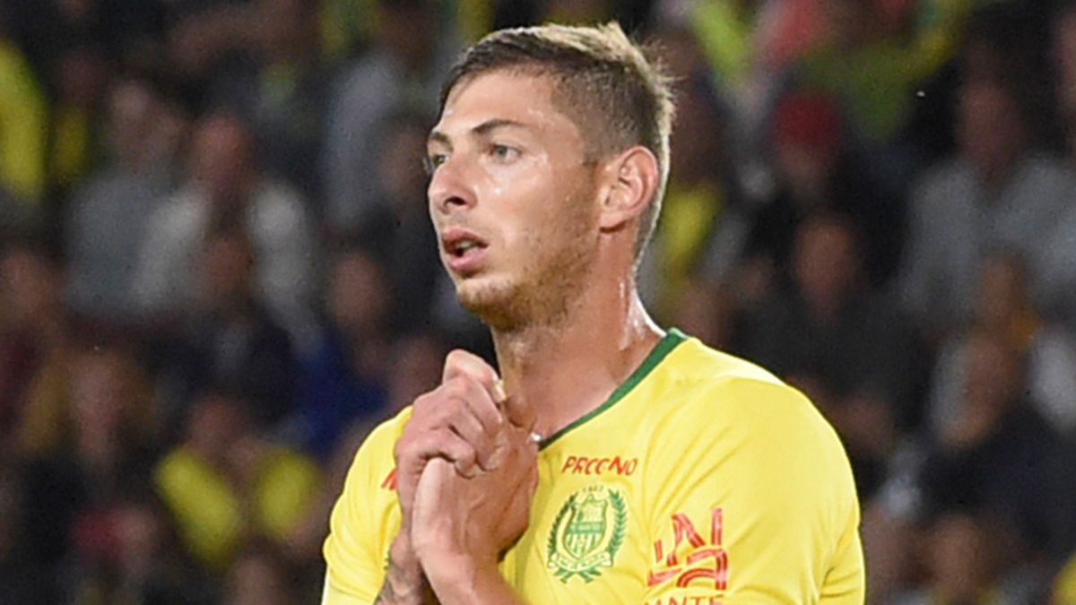 El 21 de enero de 2019, Emiliano Sala muri&oacute; a los 28 a&ntilde;os cuando la avioneta en la que viajaba cay&oacute; sobre el Canal de la Mancha. El delantero santafesino se dirig&iacute;a a Cardiff para sumarse a su nuevo club, que hab&iacute;a acordado con el Nantes su transferencia por 17 millones de euros, en lo que hubiera sido el pase m&aacute;s caro de la historia del club gal&eacute;s.