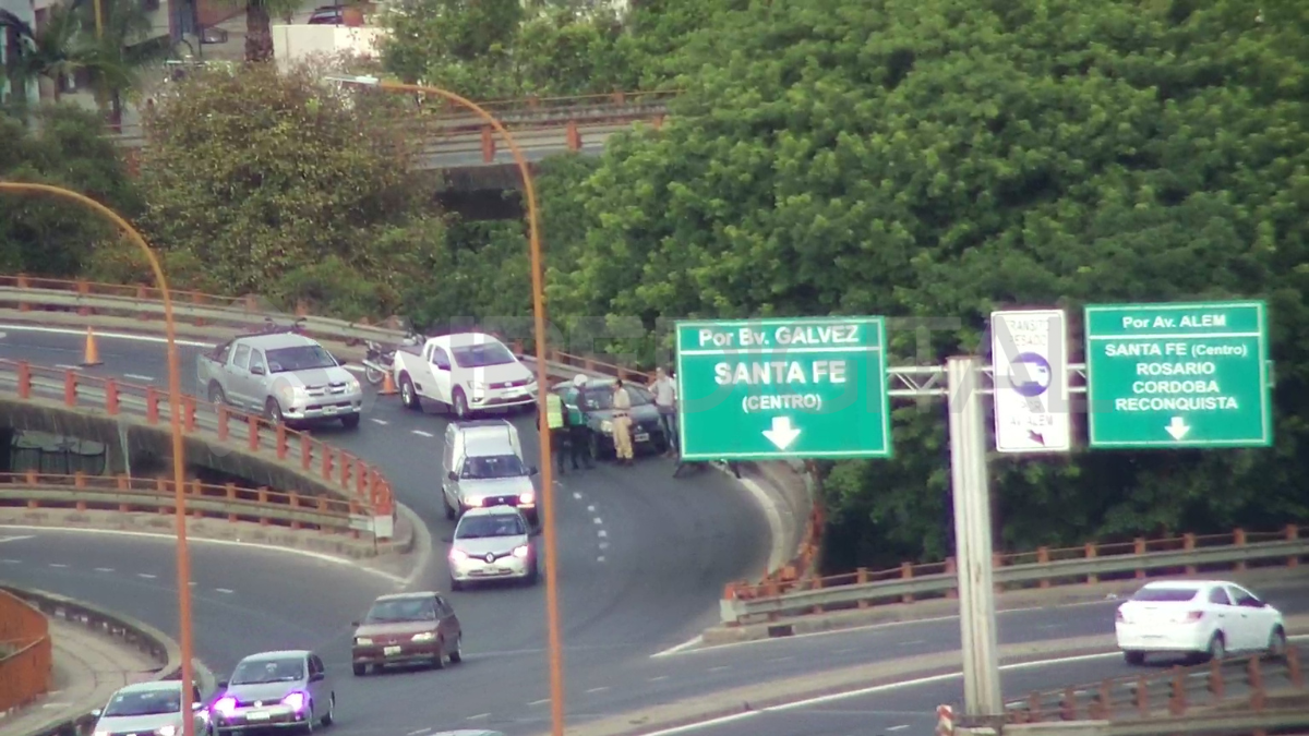 Una motociclista derrapó por la presencia de una mancha de gasoil en el acceso al Puente Oroño.