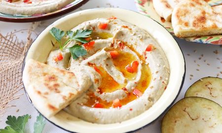 Una receta simple, nutritiva y con identidad mediterránea que transforma a la berenjena en una crema irresistible. Ideal para salir de lo clásico sin complicarse. Una receta simple, nutritiva y con identidad mediterránea que transforma a la berenjena en una crema irresistible. Ideal para salir de lo clásico sin complicarse.