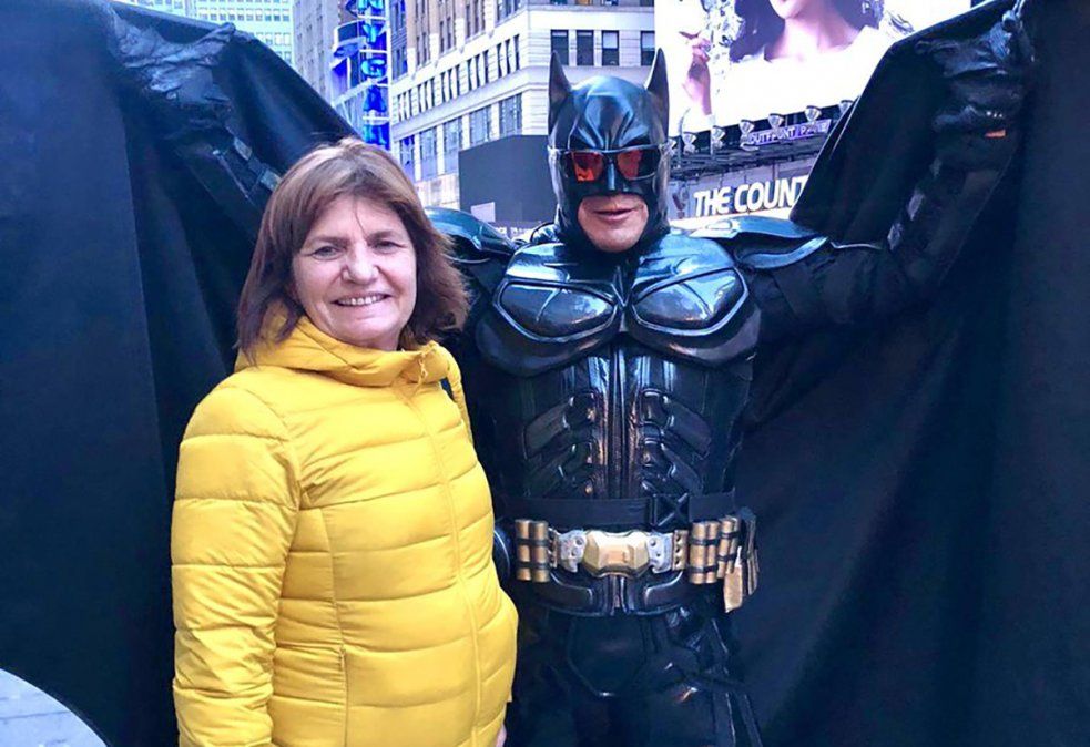 Patricia Bullrich se encontró con Batman en Nueva York y cantaron vamos a volver