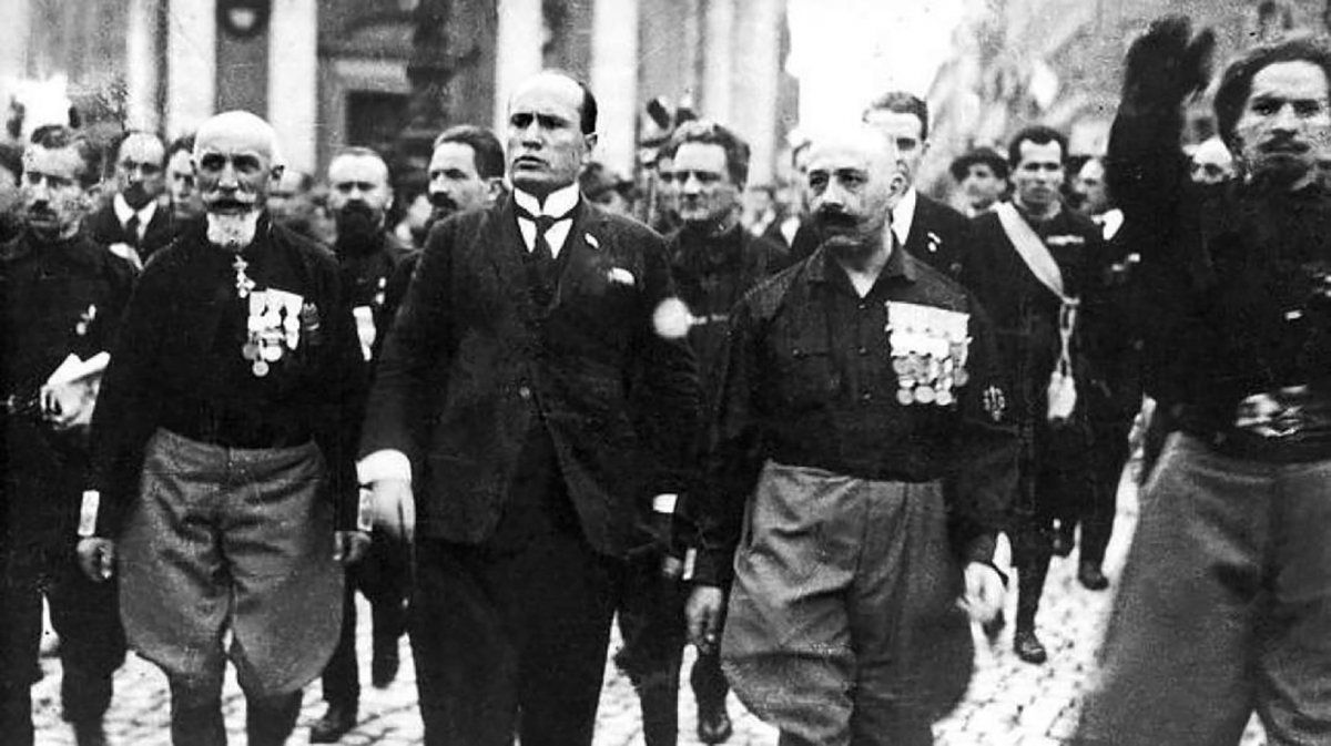 Dirigidos por su líder Benito Mussolini, militantes fascistas marchan hacia la capital de Italia con el objetivo de tomar el poder.