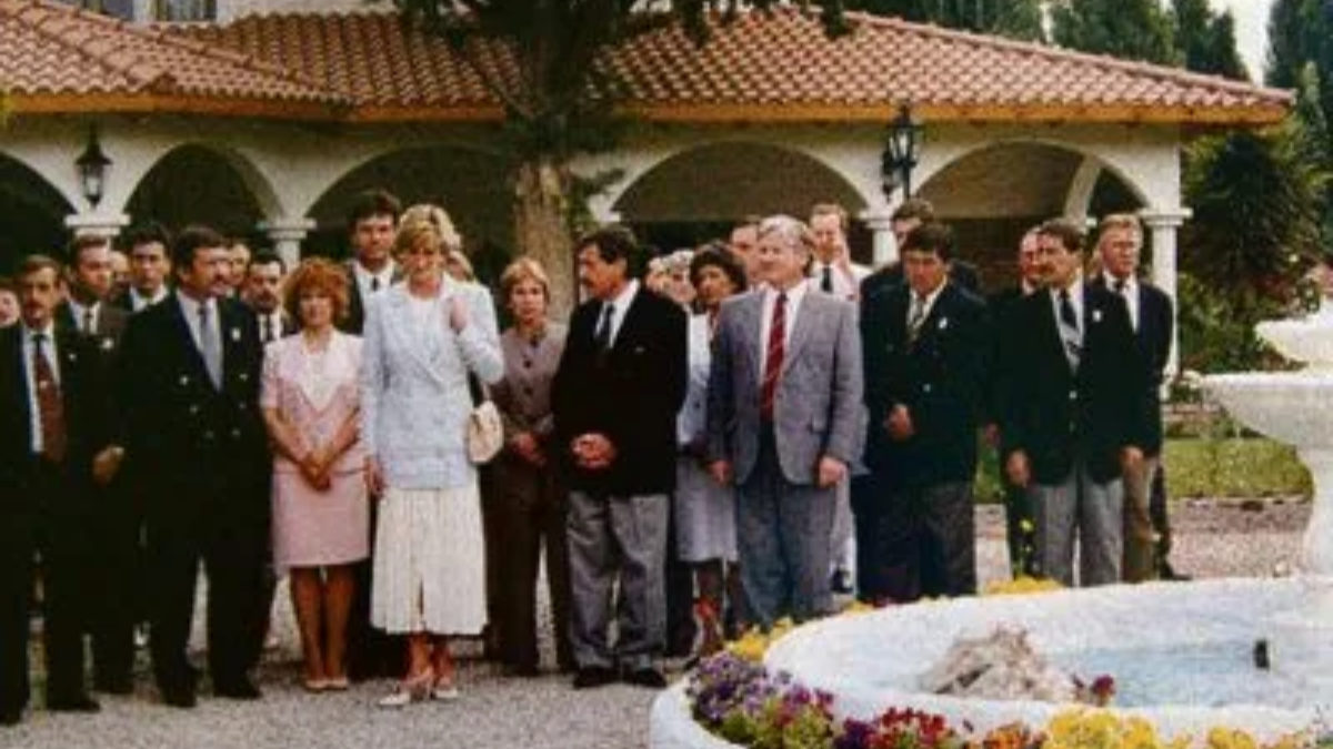 En su visita al país, en 1995, Lady Di visitó parte de la Patagonia y recorrió las calles de Gaiman. En su visita al país, en 1995, Lady Di visitó parte de la Patagonia y recorrió las calles de Gaiman.