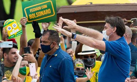 El presidente de Brasil, Jair Bolsonaro, saluda a manifestantes. El presidente de Brasil, Jair Bolsonaro, saluda a manifestantes.