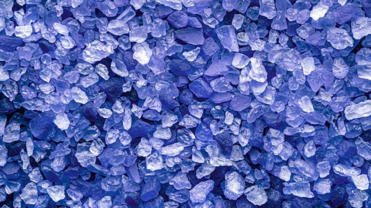 La sal azul es un tipo de sal cristalina que se extrae de regiones montañosas. La sal azul es un tipo de sal cristalina que se extrae de regiones montañosas.