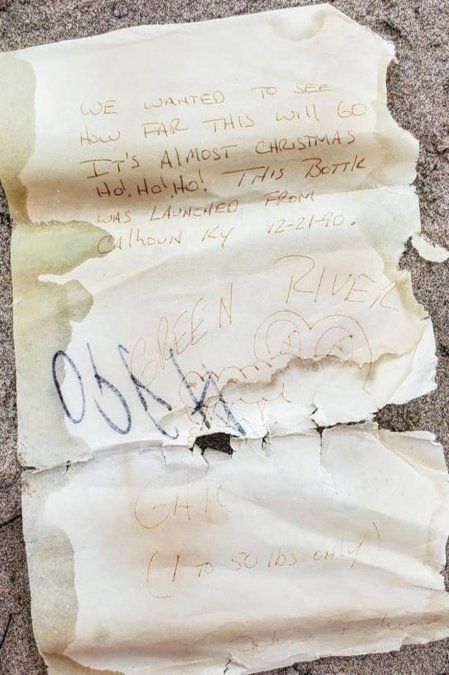 Una mujer y su hija encontraron una botella con una nota escrita tres décadas atrás y, tras viralizarse su hallazgo, dieron con los autores del mensaje.