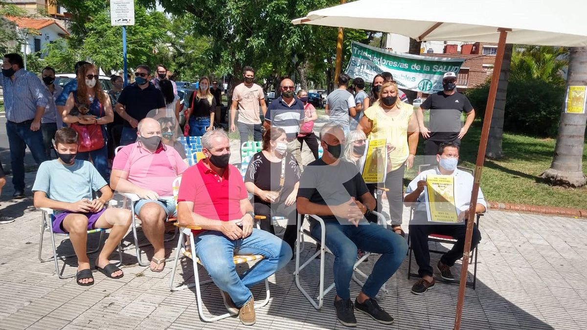 Los manifestantes reclamaron en sillas