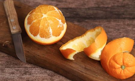 El uso de la cáscara de naranja y vinagre en la cocina. El uso de la cáscara de naranja y vinagre en la cocina.