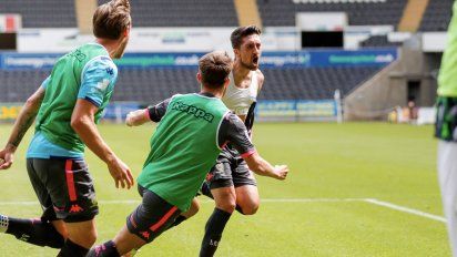 El Leeds de Bielsa volvió a ganar y un solo triunfo lo separa de la Premier League