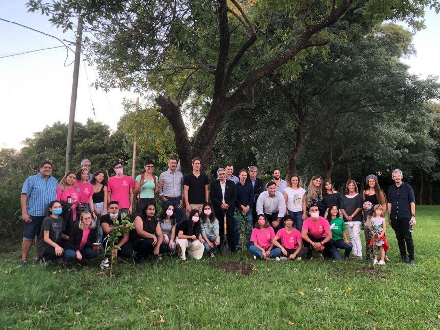 Plantación de arboles cítricos por parte de estudiantes de Psicología en el marco del programa Un árbol