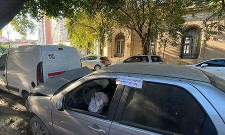 El aumento de vehículos estacionados frente a la Comisaría tercera preocupa a los vecinos de Candioti sur. El aumento de vehículos estacionados frente a la Comisaría tercera preocupa a los vecinos de Candioti sur.