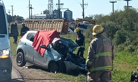 Fatal accidente en Entre Ríos se cargó a una familia, tras un choque entre un auto y un camión que trasladaba vacas. Fatal accidente en Entre Ríos se cargó a una familia, tras un choque entre un auto y un camión que trasladaba vacas.