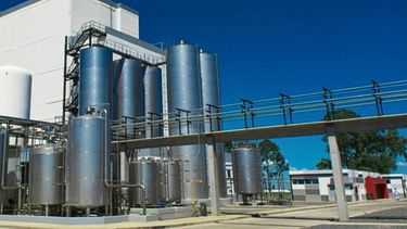 El acuerdo contempla que en una primera etapa la firma esperancina, que forma parte del Grupo Gonella y cuenta con una planta propia de leche en polvo en Franck, aporte materia prima a La Lácteo, con el propósito de procesarla principalmente en UHT. El acuerdo contempla que en una primera etapa la firma esperancina, que forma parte del Grupo Gonella y cuenta con una planta propia de leche en polvo en Franck, aporte materia prima a La Lácteo, con el propósito de procesarla principalmente en UHT.