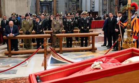 Miles de fieles acudieron a la Basílica de San Pedro y despidieron al papa Francisco Miles de fieles acudieron a la Basílica de San Pedro y despidieron al papa Francisco