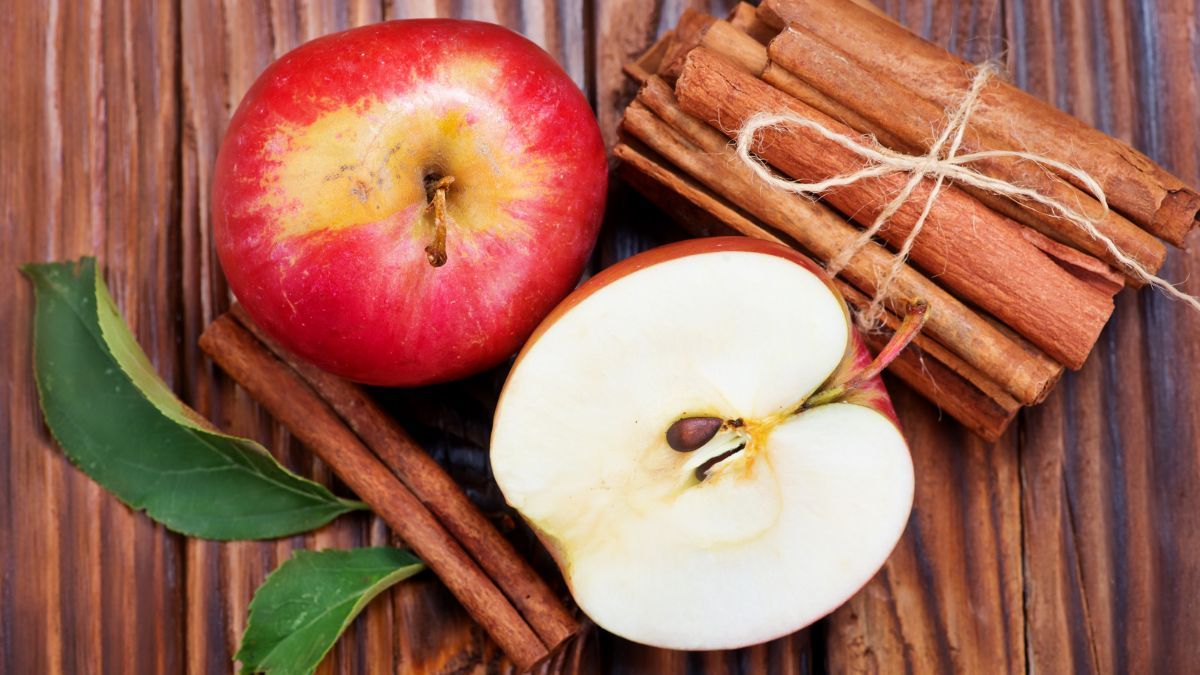 Servirlo en copas individuales ayuda a que la textura del postre de manzana se mantenga firme y luzca como un postre de restaurante. Servirlo en copas individuales ayuda a que la textura del postre de manzana se mantenga firme y luzca como un postre de restaurante.