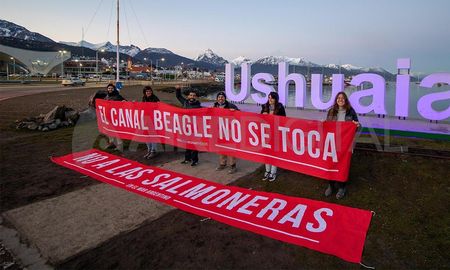 Ushuaia y Argentina, pioneras en el mundo en prohibir la salmonicultura. Ushuaia y Argentina, pioneras en el mundo en prohibir la salmonicultura.