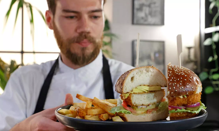 Un restaurante sirve gratis hamburguesas de pollos fabricados en laboratorio Un restaurante sirve gratis hamburguesas de pollos fabricados en laboratorio