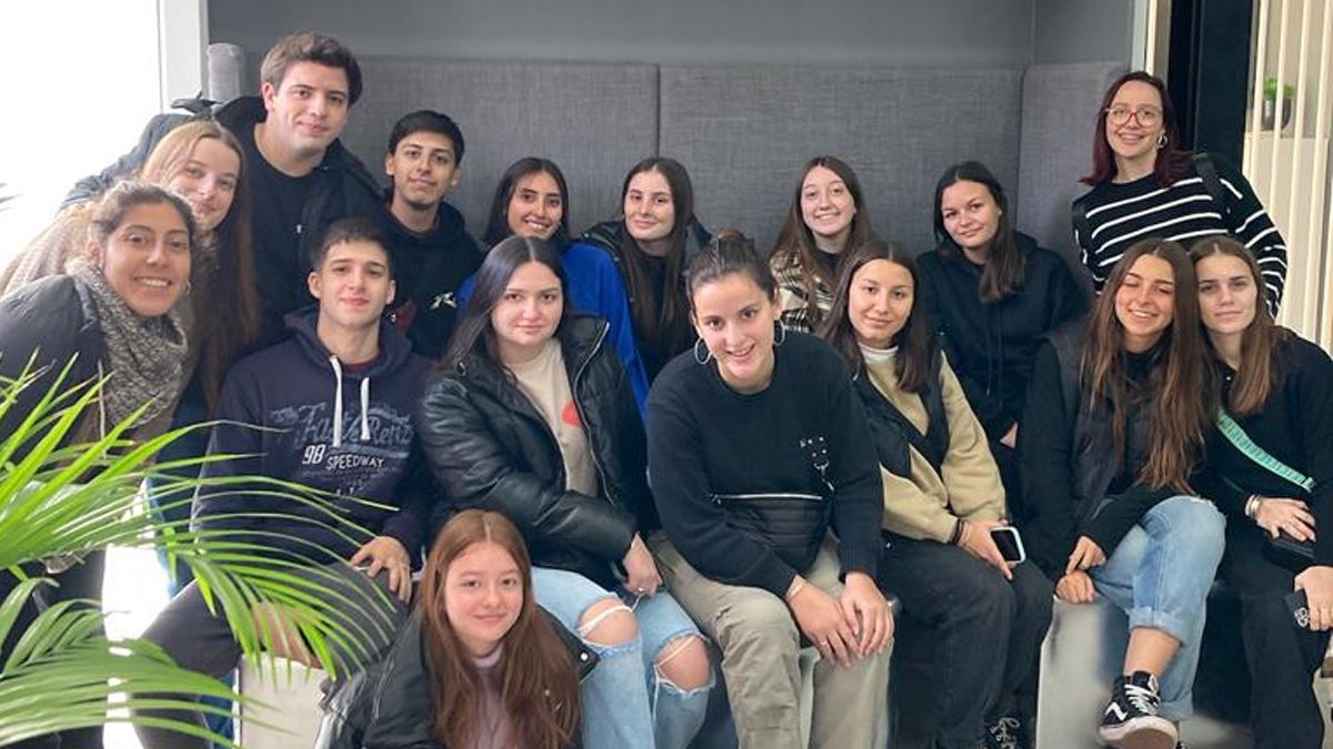 Los alumnos de segundo año de la carrera de Relaciones Públicas e Institucionales de la UCES en la recepción del edificio de AIRE. Los alumnos de segundo año de la carrera de Relaciones Públicas e Institucionales de la UCES en la recepción del edificio de AIRE.