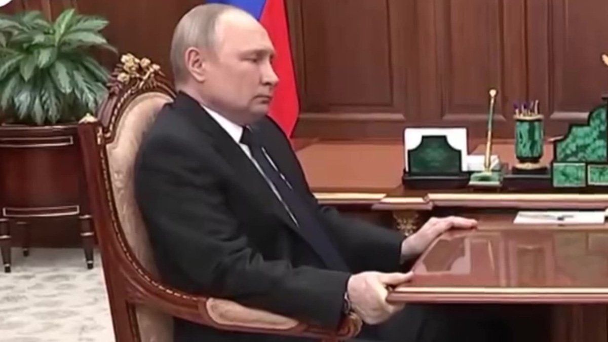 Putin sostiene la mesa en una de sus últimas reuniones. Los expertos afirman que lo hace para ocultar sus temblores.