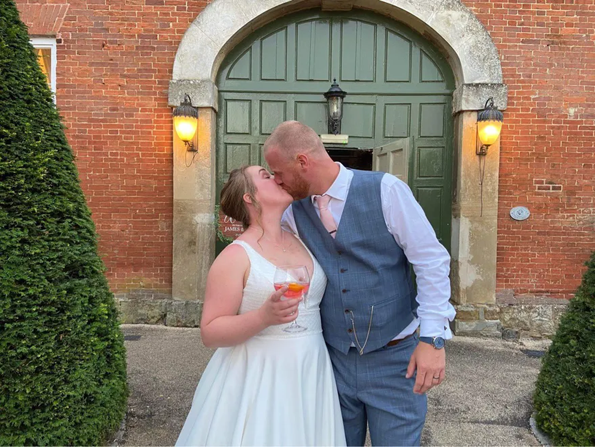 James Roadnight y Nikki Roadnight se casaron en Fawsley Hall en Northamptonshire, Inglaterra y recibieron un inesperado regalo de bodasTwitter: @MrsNRoadnight