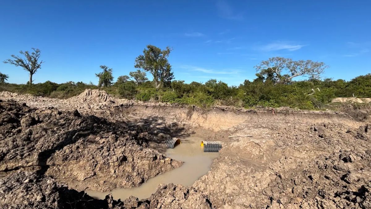 El freno de una planta depuradora en Corrientes hace que se sigan arrojando miles de metros cúbicos de aguas cloacales al Paraná. Fuente: Corrientes al Día. El freno de una planta depuradora en Corrientes hace que se sigan arrojando miles de metros cúbicos de aguas cloacales al Paraná. Fuente: Corrientes al Día.