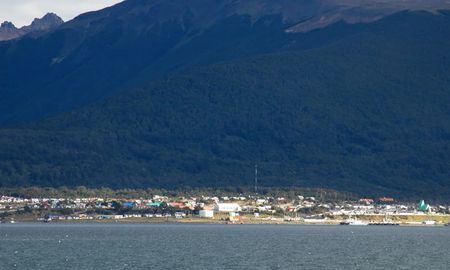 Las autoridades de Chile anularon este jueves la alerta de tsunami emitida tras el terremoto de magnitud 7,5 que se registró en la zona de Puerto Williams, la ciudad más austral del mundo. Las autoridades de Chile anularon este jueves la alerta de tsunami emitida tras el terremoto de magnitud 7,5 que se registró en la zona de Puerto Williams, la ciudad más austral del mundo.