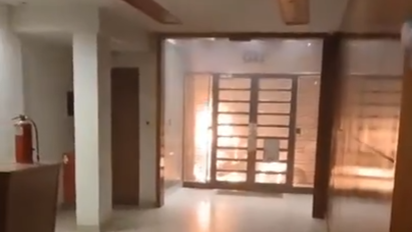 Pánico en Flores: buscan a un pirómano que incendió autos y motos en plena madrugada