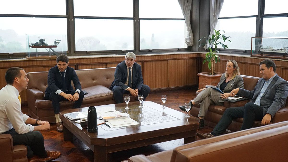 Durante el encuentro, que se llevó a cabo en la Ciudad Autónoma de Buenos Aires, el gobernador estuvo acompañado por la secretaria de Transporte y Logística, Renata Ghilotti; y el secretario de Agricultura y Ganadería, Ignacio Mántaras.