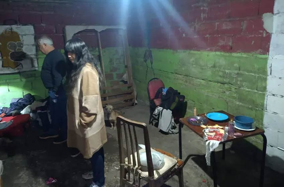 Al ingresar encontraron a la niña de cuatro años sola y a su lado un perro. Al ingresar encontraron a la niña de cuatro años sola y a su lado un perro.