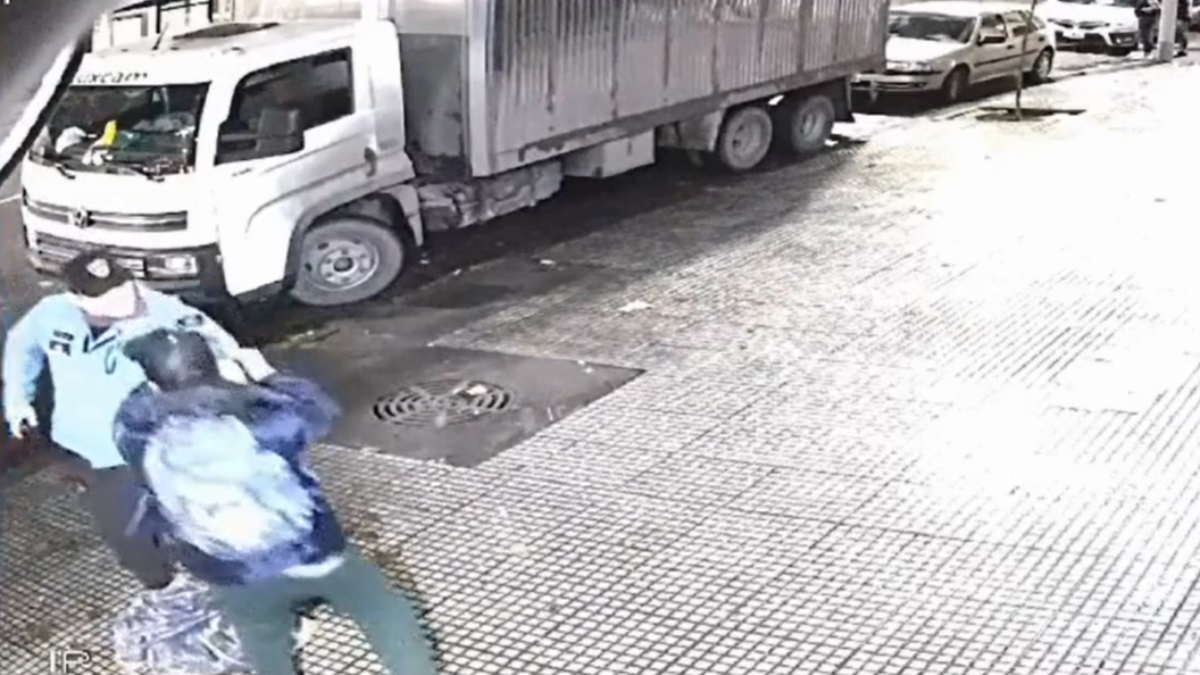 Un policía de la Ciudad de Buenos Aires disparó a un joven luego de ser atacado con un cuchillo.