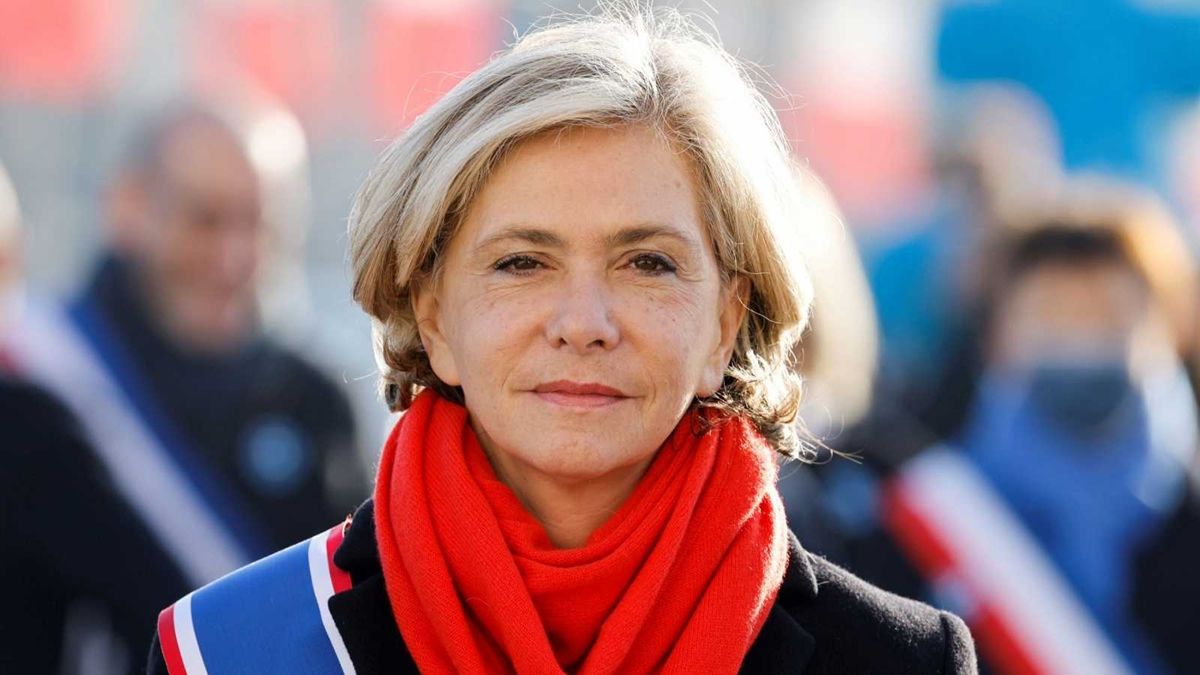 Se autodefine como "un tercio de Margaret Thatcher y dos tercios de Angela Merkel" y promete "restaurar el orgullo francés" y "poner a Francia de nuevo en orden y ante todo".