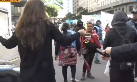 La furia de una mujer atrapada por los piquetes: Estamos laburando para pagarles el plan La furia de una mujer atrapada por los piquetes: Estamos laburando para pagarles el plan
