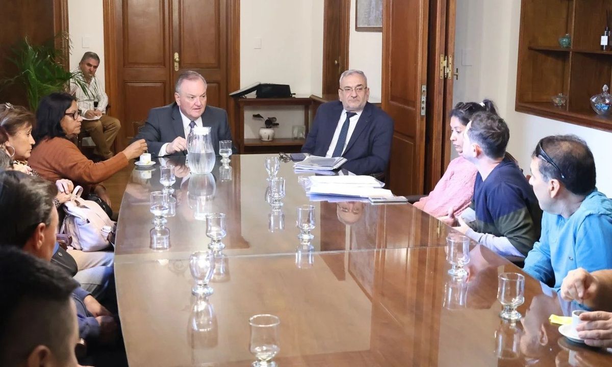 Trabajadores de la empresa láctea Verónica fueron recibidos por Felipe Michlig y Alcides Calvo en el Senado.