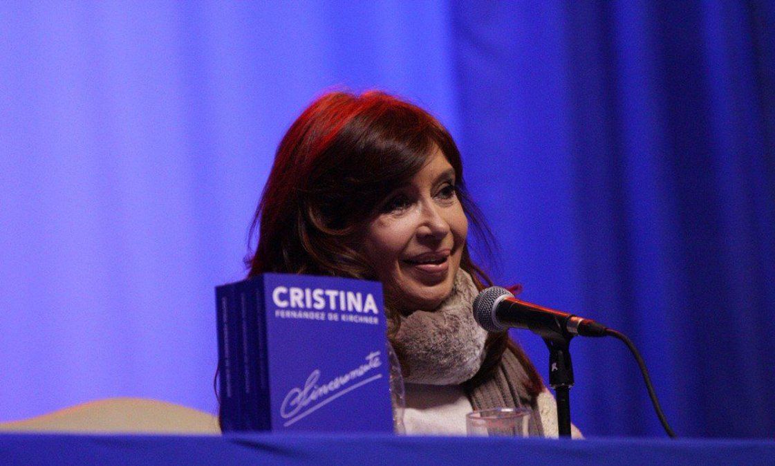Cristina Kirchner reaparece en público y presenta su libro en Quilmes