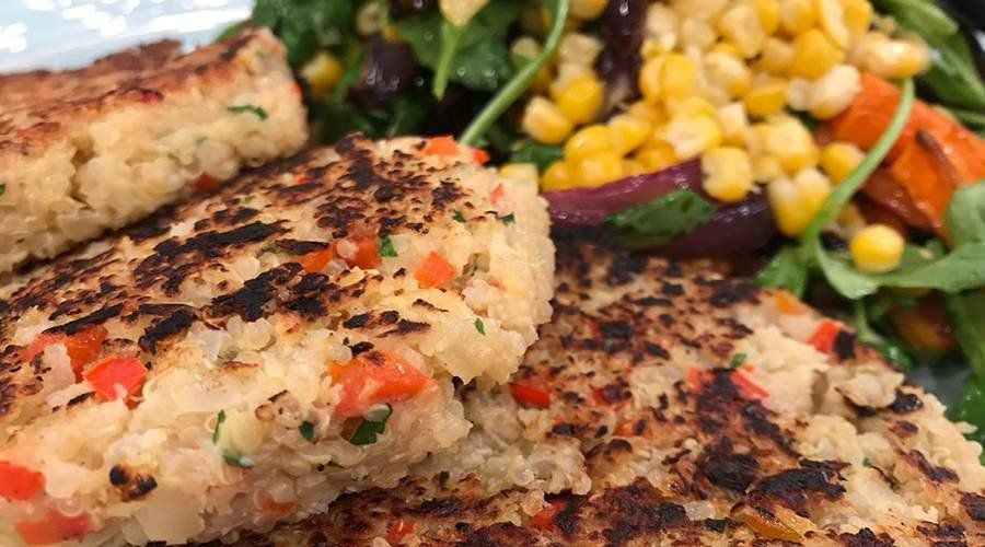 Hamburguesas saludables de quinua con ensalada fresca