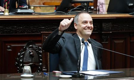 Aire de Santa Fe | Adorni en el Congreso 4