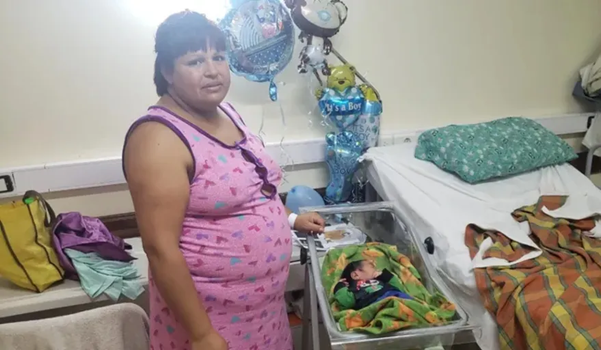 Roxana junto a Emir en la maternidad del Hospital Castro Rendón-Gentileza LMNeuquén