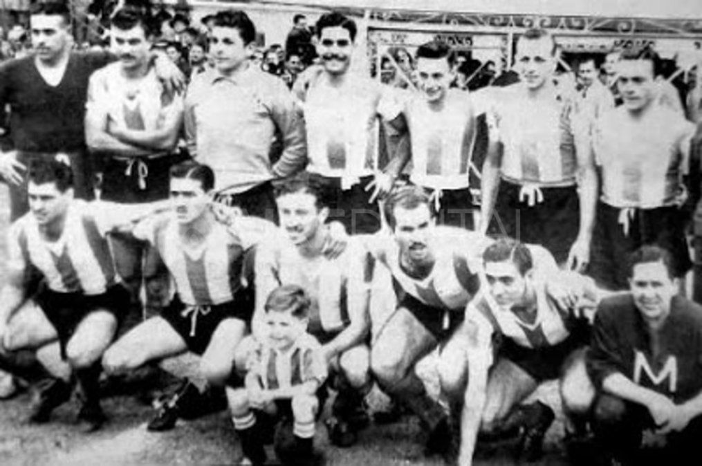 Formación de Unión en el año 1950. Parados: Brattina, Oscar A. Canteros, Jacinto Hussein, Eduardo Dusse, Barchieli y Federico Edwards. Agachados: Elvio Lozada, Marini, Micci, Bruzzone y Virgilio Acosta.