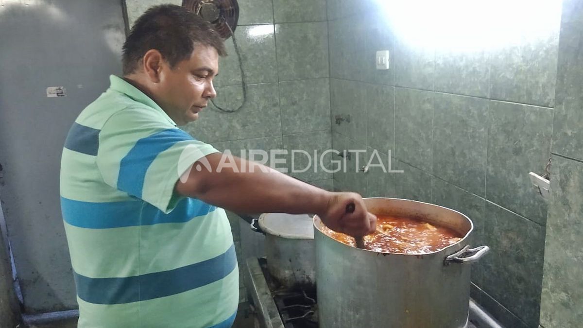 El comedor comunitario ofrece más de 300 raciones de alimentos a las personas que se acercan todos los días a Tucumán 4550.