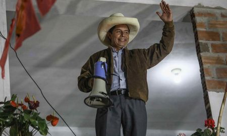 Pedro Castillo, del partido Perú Libre (PL), venció con el 50,12% de los votos a Keiko Fujimori,según el escrutinio de la Oficina Nacional de Procesos Electorales (ONPE), pero para ser proclamado es preciso concluir con la revisión de los votos. Pedro Castillo, del partido Perú Libre (PL), venció con el 50,12% de los votos a Keiko Fujimori,según el escrutinio de la Oficina Nacional de Procesos Electorales (ONPE), pero para ser proclamado es preciso concluir con la revisión de los votos.