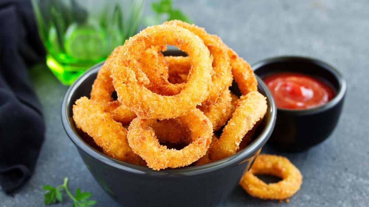 Los aros de cebolla son un aperitivo crujiente y delicioso que se puede preparar de forma sencilla. 