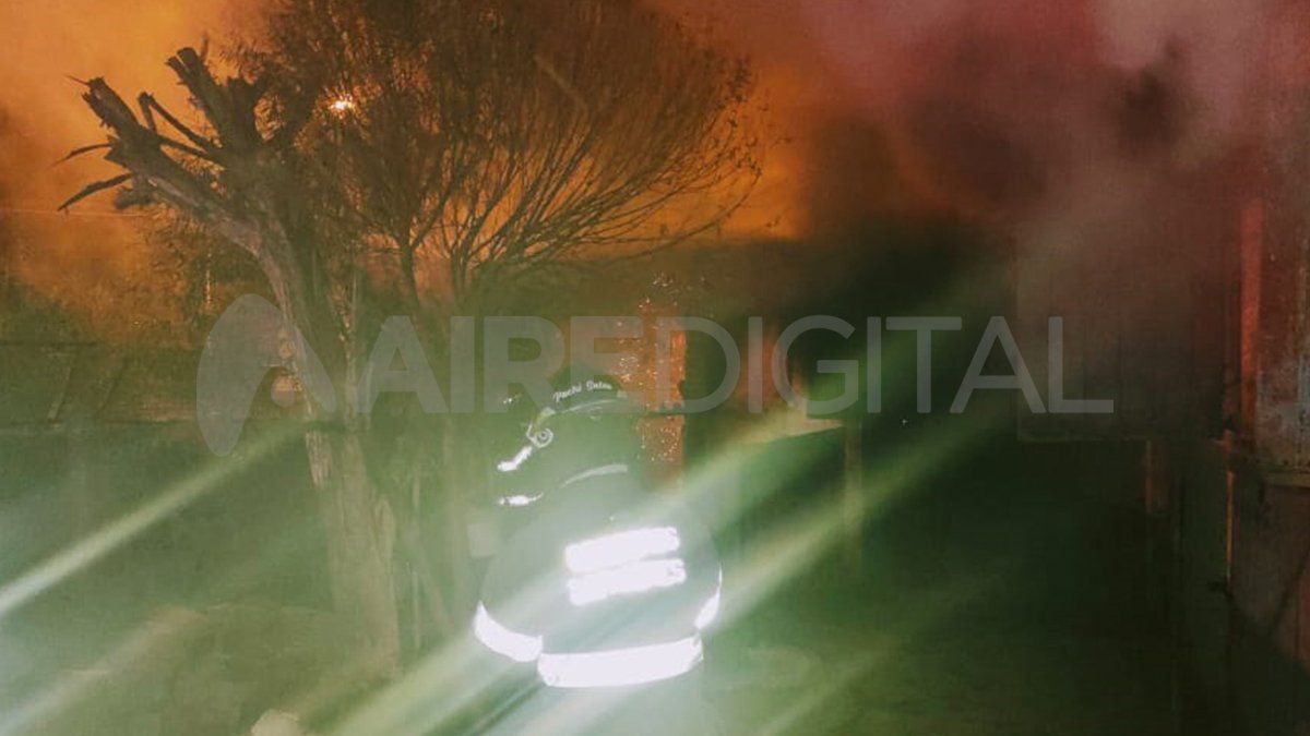 Un llamado al 911 dio aviso del hecho y rápidamente uniformados de la Policía Comunitaria se hicieron presentes en el lugar y comenzaron con los trabajos para sofocar el incendio. Sin embargo, ante la magnitud del siniestro, debió ser convocada una unidad de Bomberos Zapadores de Santa Fe quienes lograron controlar la situación.