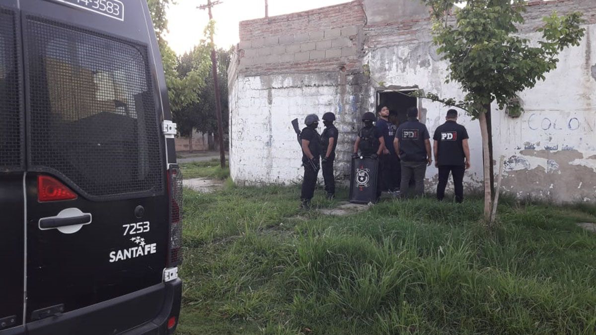 Allanaron dos casas, detuvieron a dos hombres, uno de ellos por el robo a panaderías